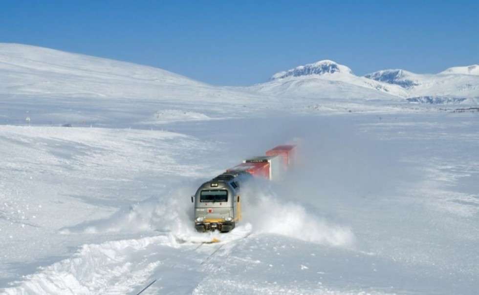  Realia Norwegii. Pociąg towarowy próbuje przedrzeć się przez śnieżne zaspy na torach kolejowych na linii Lønsdal – Bolna.
