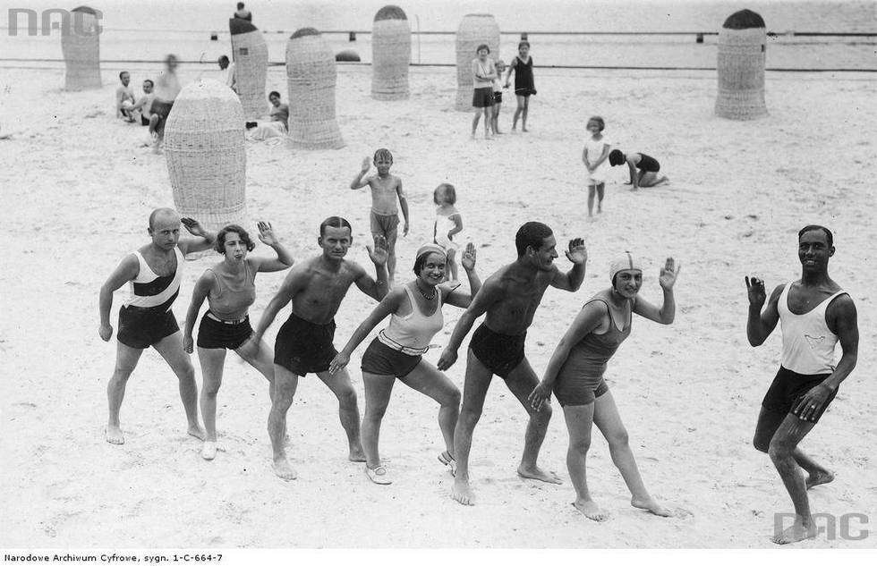  Kąpielisko siarczano-solankowe Truskawiec-Pomiarki. Kuracjusze uczestniczący w lekcji tańca na plaży prowadzonej przez Sama z zespołu Kataszka, 1930.