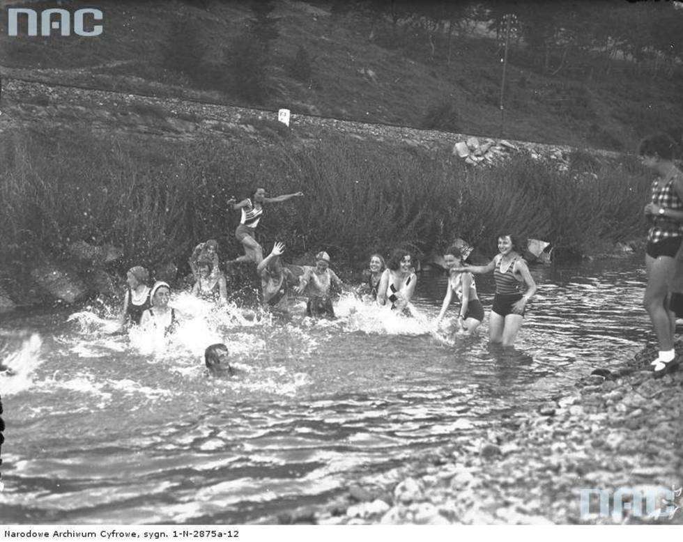  Kolonie letnie w Domu Zdrowia im. Henryka Pachońskiego w Bystrej. Kąpiel w rzece, wakacje 1932.