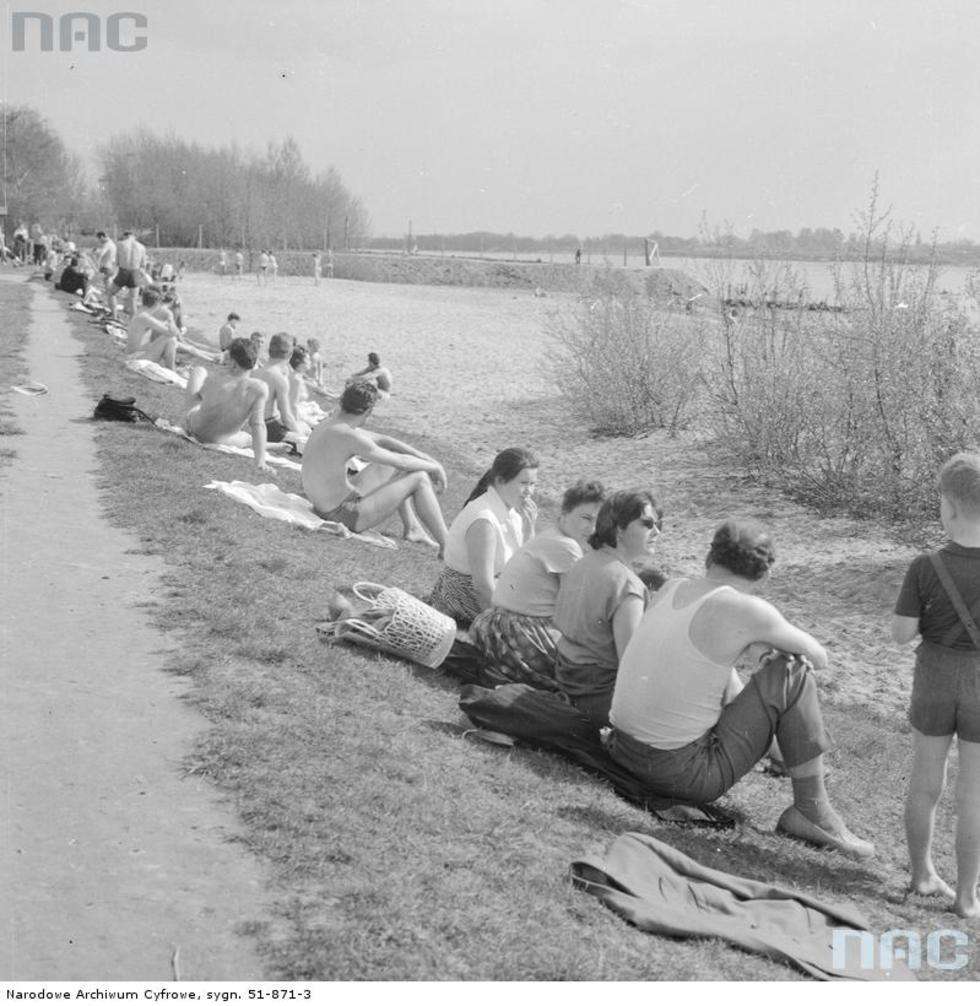  Rok 1960. Opalający się plażowicze nad Wisłą w pobliżu mostu Poniatowskego.