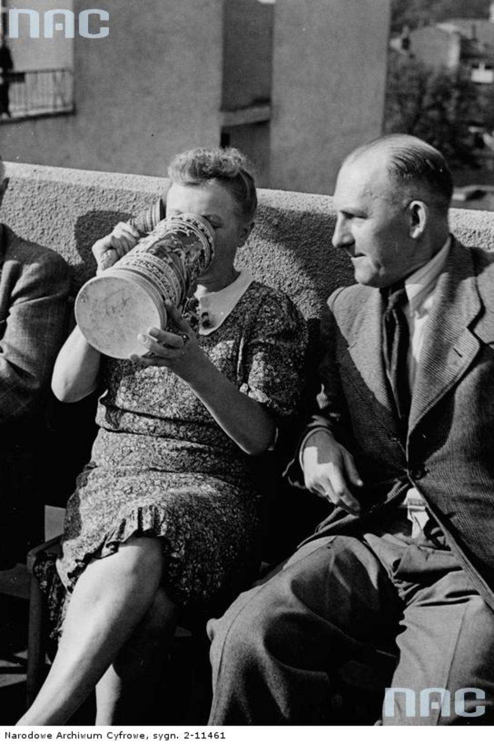  To świetny sposób na ugaszenie pragnienia w ciepłe dni. Zdjęcie zrobione w okresie 1939 - 1945 