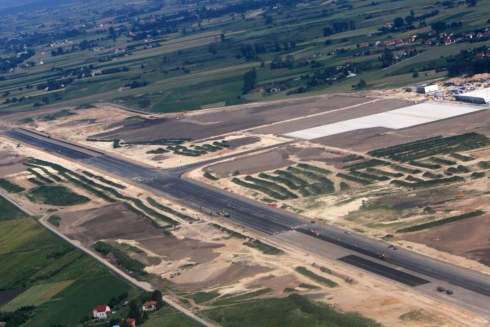  Lotnisko w Świdniku z lotu ptaka (zdjęcie 2) - Autor: Wojciech Nieśpiałowski