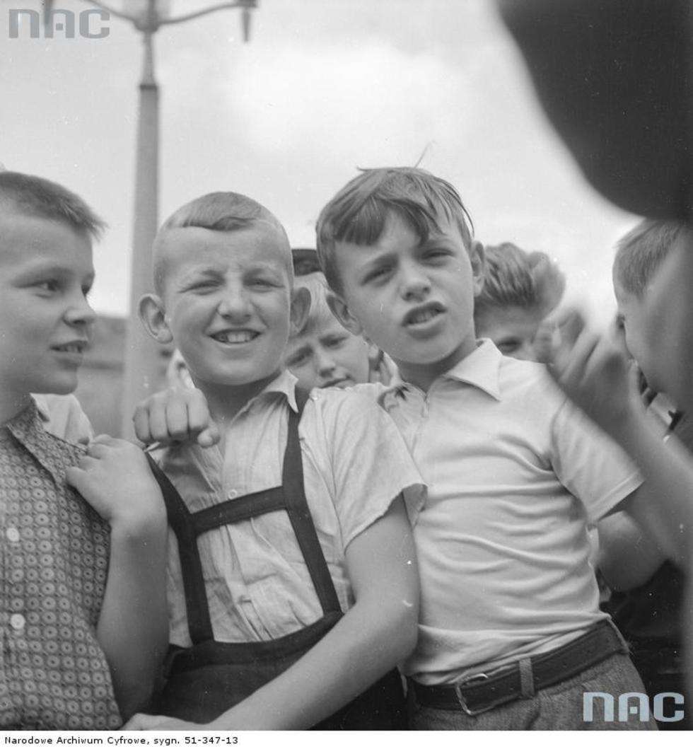  Uśmiechnięte chłopaki na koloniach. Fotoreporter Zbyszko Siemaszko towarzyszył dzieciom przez cały dzień.