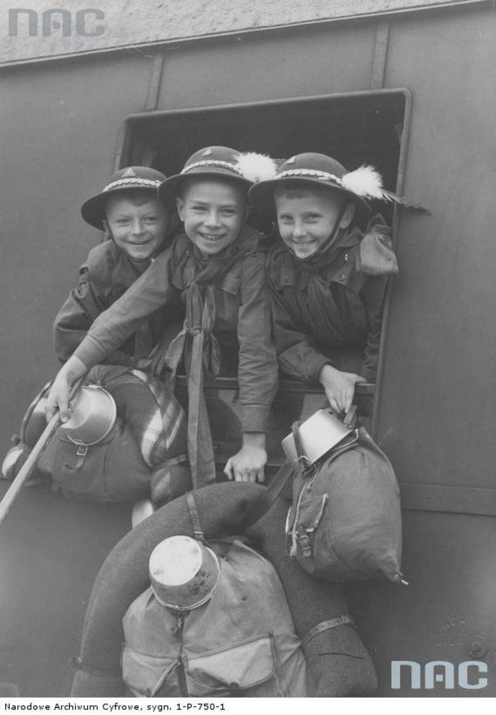  I już w 1938 roku bicie rekordu ile chłopaków zmieście się w oknie wagonu było bardzo popularne. Zdjęcia krakowskich zuchów robił przedwojenny reporter Ilustrowanego Kuriera Codziennego.