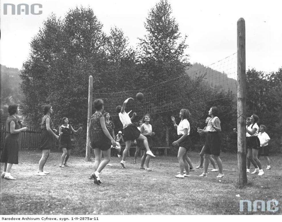  Zajęcia sportowe na koloniach to podstawa. W 1932 roku tak wypoczywały w Bystrzej na Śląsku kolonistki mieszkające w Domu Zdrowia im. Henryka Pacholskiego.