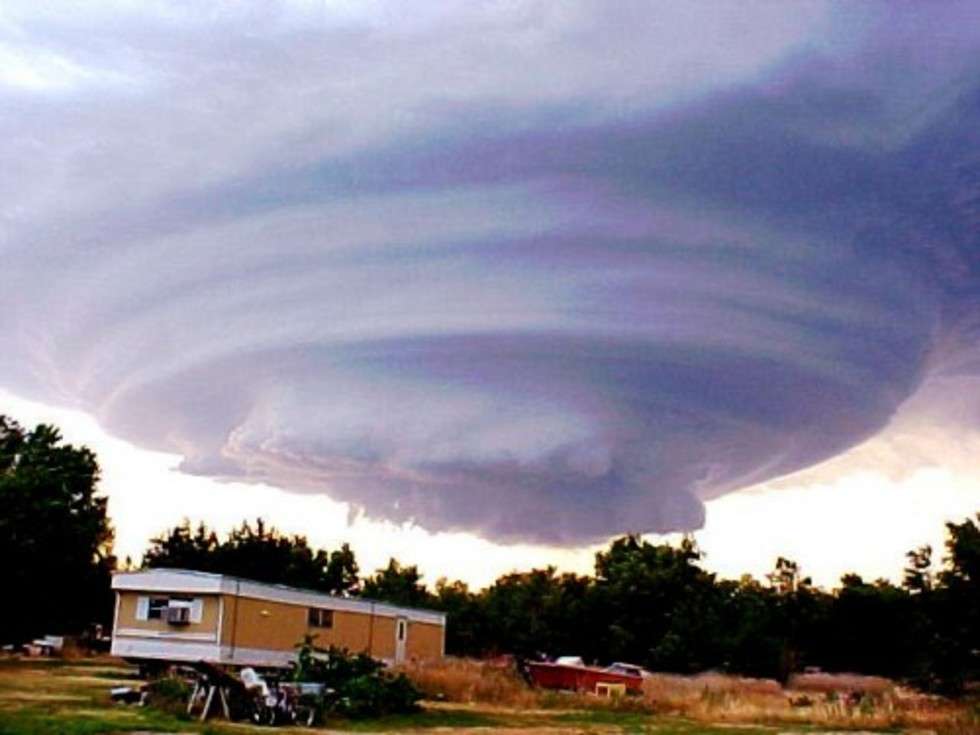  Jak informuje IMGW, pojęcie "trąba powietrzna" jest używane głównie w Europie. Nazwa "tornado" - jest przyjęta natomiast do określenia go dla obszarów ich najczęstszego występowania w kilku stanach Ameryki Północnej, tj. głównie Arkansas, Południowa Dakota, Missouri i Tennessee. 
