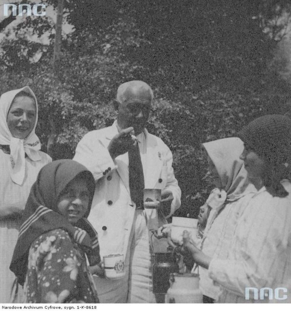 Zbiór malin w okolicach Płońska. Kobiety zrywają z krzewów maliny.

Data wydarzenia: 1977-07 
