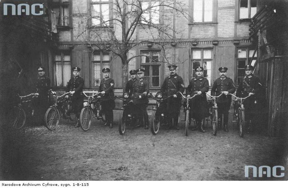 Funkcjonariusze Policji Państwowej z Torunia. Oddział policji wyposażony w motorowery. Zdjęcie z 1924 roku.
