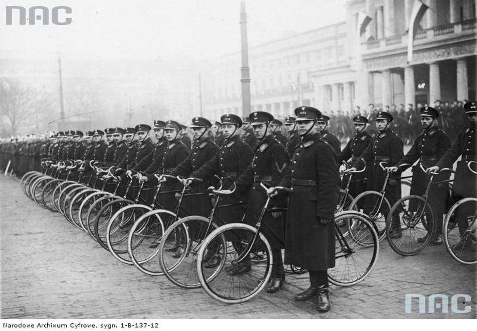  Obchody w Warszawie zorganizowane w 10 rocznicę utworzenia służb bezpieczeństwa

Rowerowe oddziały Policji Państwowej na placu Teatralnym.

Data wydarzenia: 1925-09-19 - 1925-09-20 
