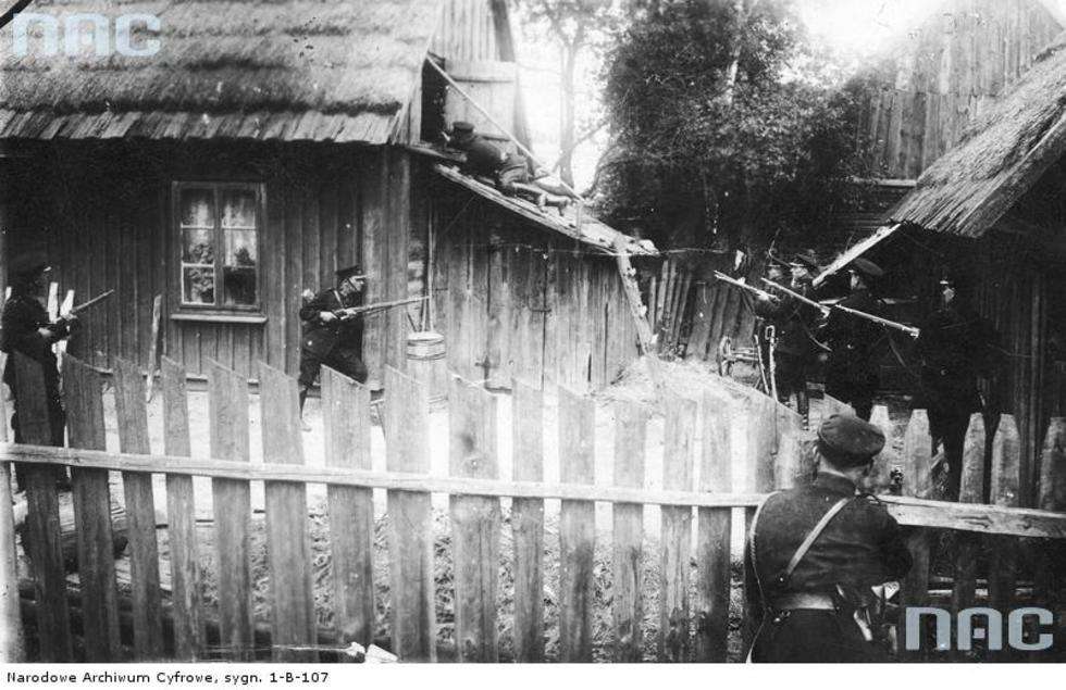  Policyjna obława na dom, w którym ukrywa się przestępca Aleksander Płuska ze swoją bandą

Data wydarzenia: 1933 