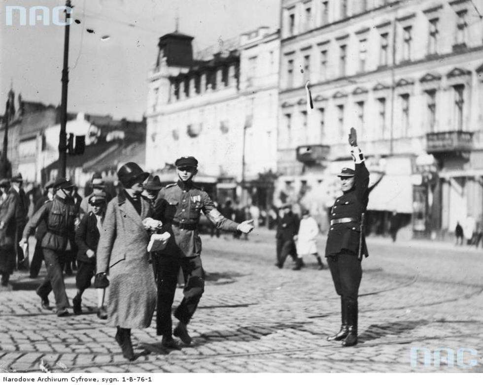  Policjant kierujący ruchem na ulicy Marszałkowskiej.

Data wydarzenia: 1930-09-28 
