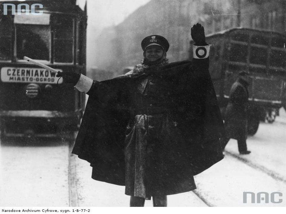  Zdjęcie z marca 1931 roku. Policjant kieruje ruchem na jednej z warszawskich ulic. 