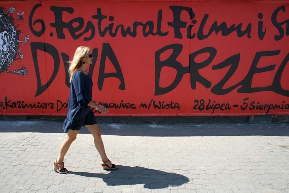  Na otwarcie festiwalu widzowie zobaczyli film "Reality" w reż. Matteo Garrone, zdobywcę tegorocznego Grand Prix Festiwalu Filmowego w Cannes.<br><br>

W Cafe Kocham Kino odbyło się spotkanie z twórcami serialu "Paradoks", w którym występuje m.in. Bogusław Linda.<br><br>

>>> Co dziś na Dwóch Brzegach? Więcej o programie: <a href="http://www.mmpulawy.pl/serwis/festiwal-dwa-brzegi"_blank"><b>Festiwal Dwa Brzegi 2012 - serwis specjalny</b></a>