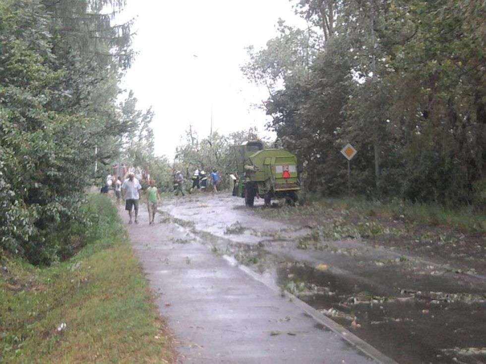  Około godziny 13.10 nad Prawiednikami rozpętała się burza, mocny wiatr przewrócił kilka drzew, w tym jedno przy trasie Lublin-Bychawa
