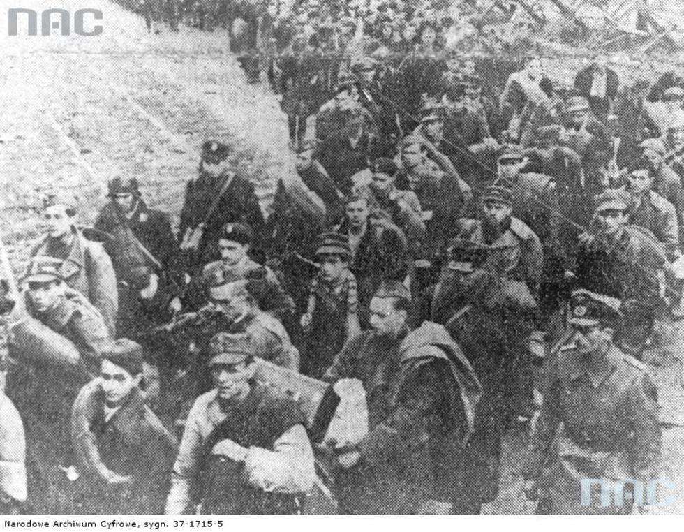  Przemarsz powstańców udających się do niewoli po kapitulacji powstania warszawskiego.