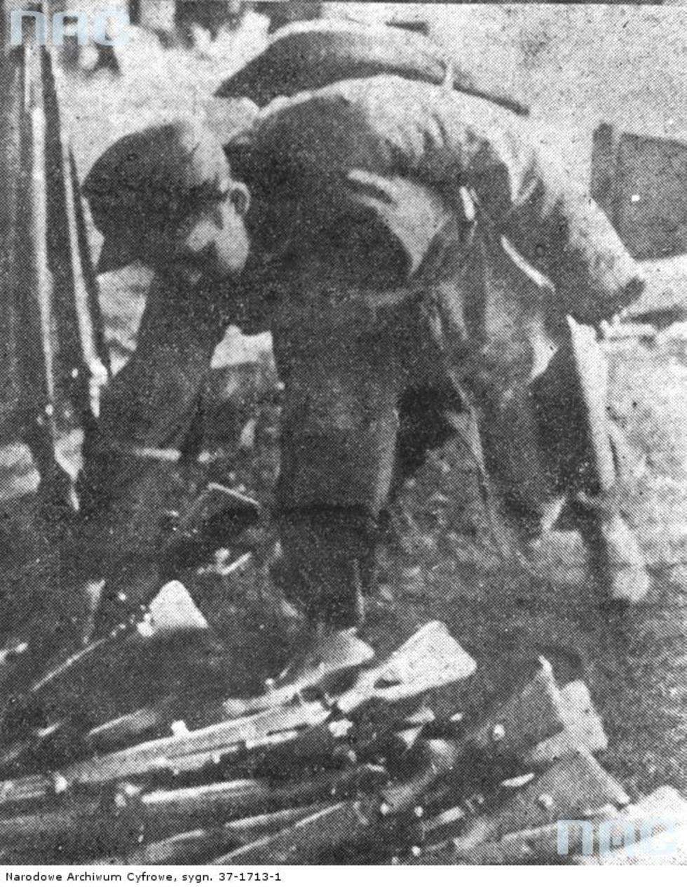  Powstaniec składający broń po kapitulacji powstania warszawskiego.