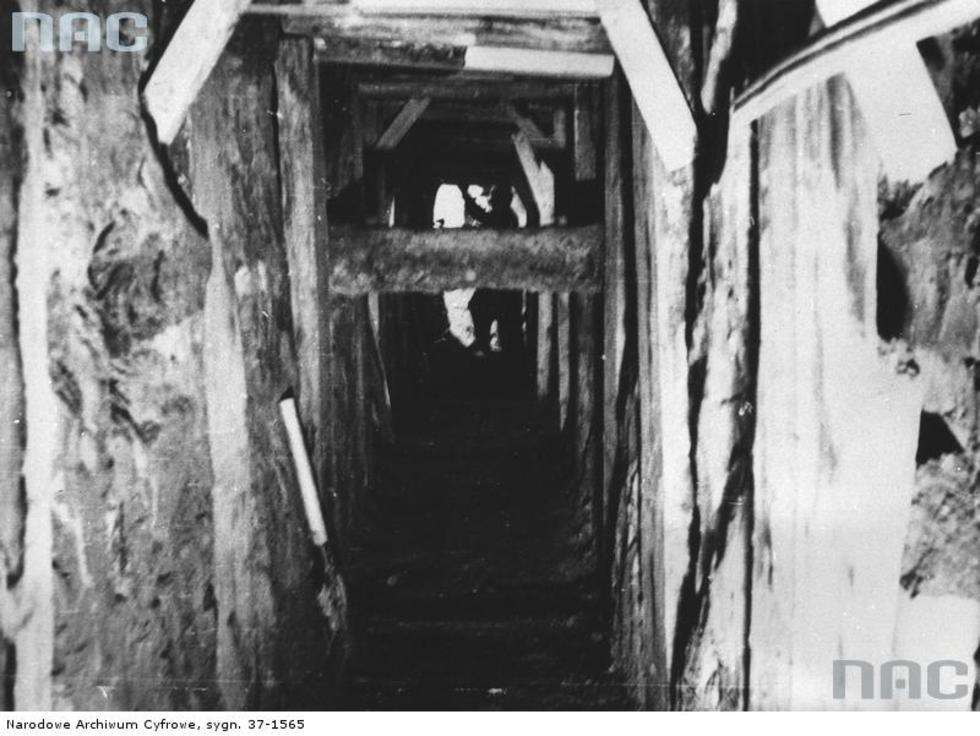  Tunel pod ulicą Marszałkowską podczas powstania warszawskiego. Przejście podziemne wykopane podczas powstania warszawskiego.