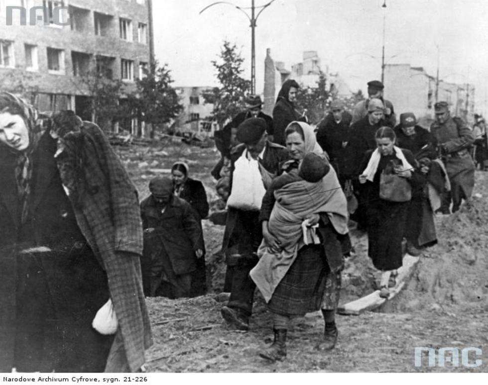  Mieszkańcy opuszczają stolicę po kapitulacji powstania warszawskiego.