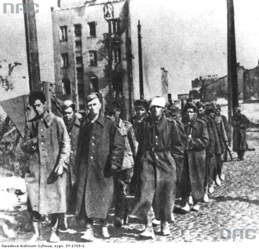  Przemarsz powstańców udających się do niewoli po kapitulacji powstania warszawskiego. Ulica Opaczewska przy skrzyżowaniu z Grójecką.