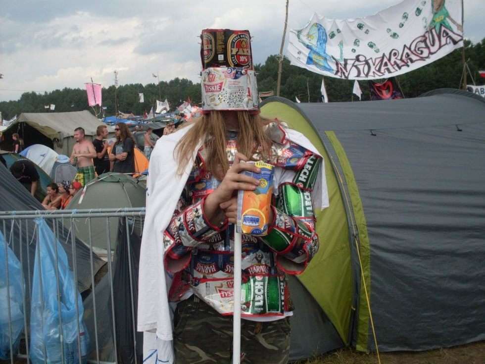  Na Woodstocku nikt się nie nudzi. Zawsze znajdzie się coś do roboty, np. konstrukcja stroju rycerza z puszek po piwie.