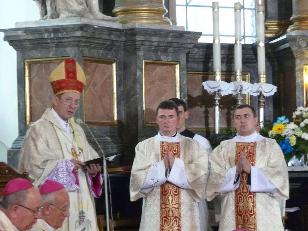  Ordynariusz diecezji zamojsko-lubaczowskiej bp. Marian Rojek odprawiający mszę świętą