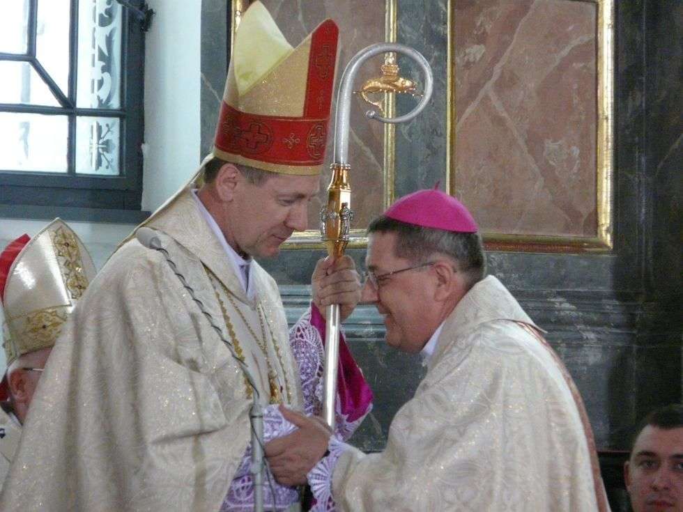  Bp. Mariusz Leszczyński składa życzenia nowemu pasterzowi diecezji