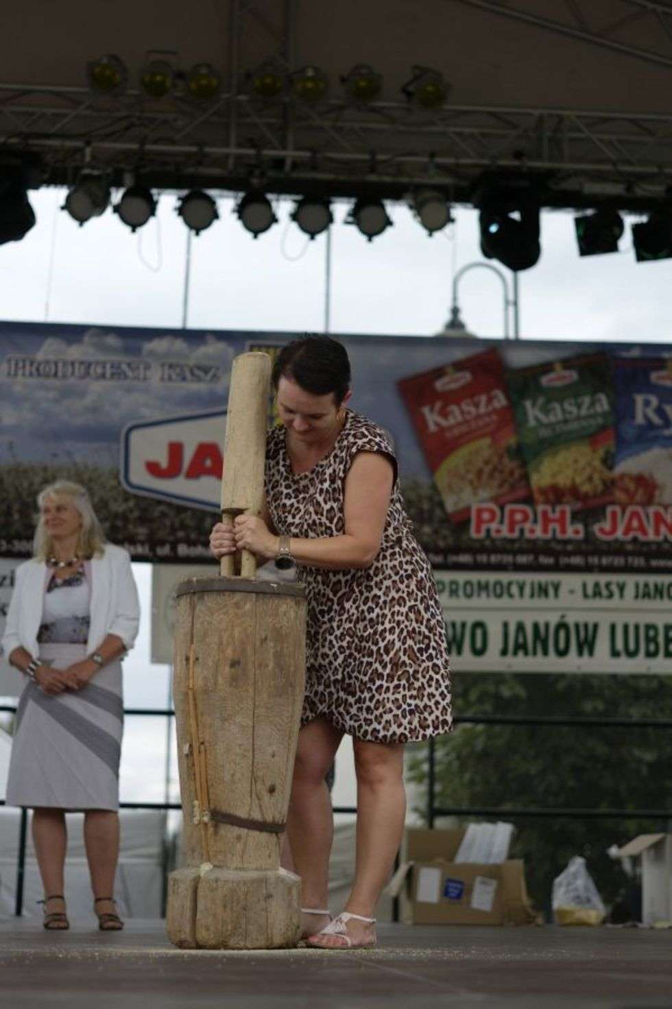  Ubijanie kaszy w stępie to symbol janowskiego festiwalu