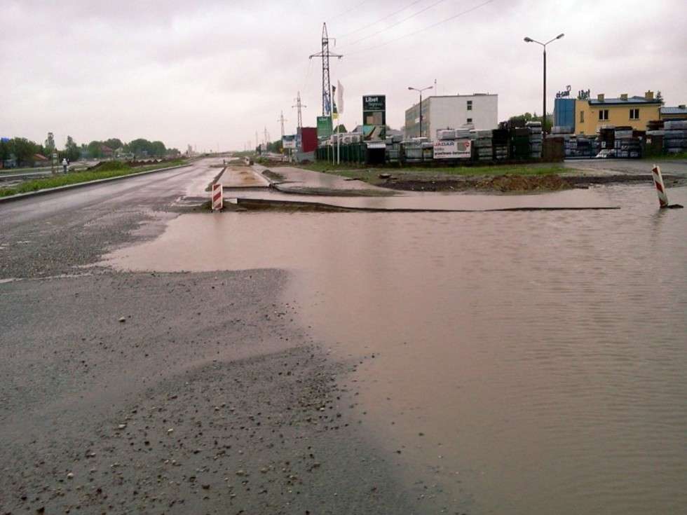  Po opadach powstaje zalew na ul. Mełgiewskiej  (zdjęcie 2) - Autor: Czytelnik