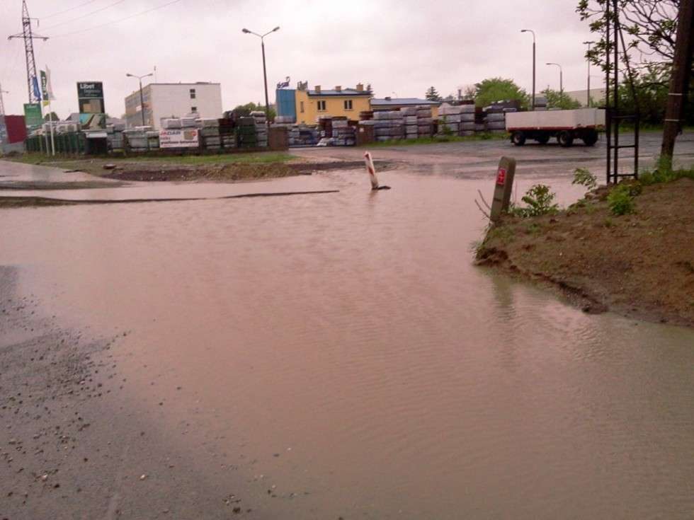  Po opadach powstaje zalew na ul. Mełgiewskiej  (zdjęcie 3) - Autor: Czytelnik