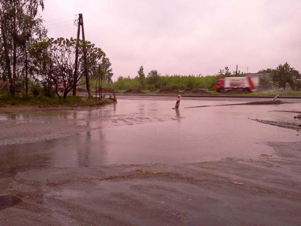  Po opadach powstaje zalew na ul. Mełgiewskiej  (zdjęcie 4) - Autor: Czytelnik
