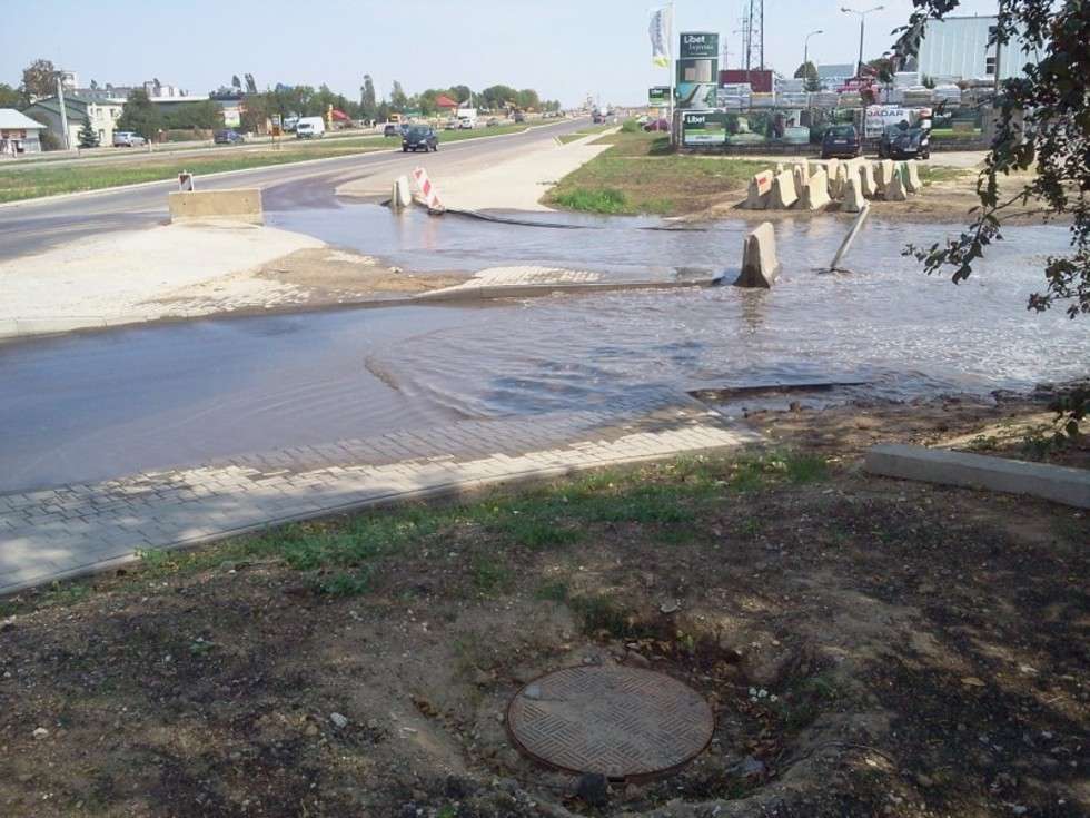  Po opadach powstaje zalew na ul. Mełgiewskiej   - Autor: Czytelnik