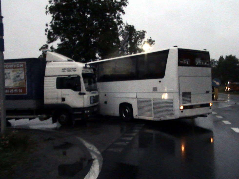  Wypadek autokaru z pielgrzymami w Małęczynie pod Radomiem (zdjęcie 3) - Autor: KMP Radom