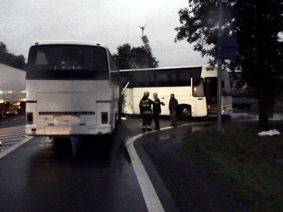  Wypadek autokaru z pielgrzymami w Małęczynie pod Radomiem (zdjęcie 4) - Autor: KMP Radom