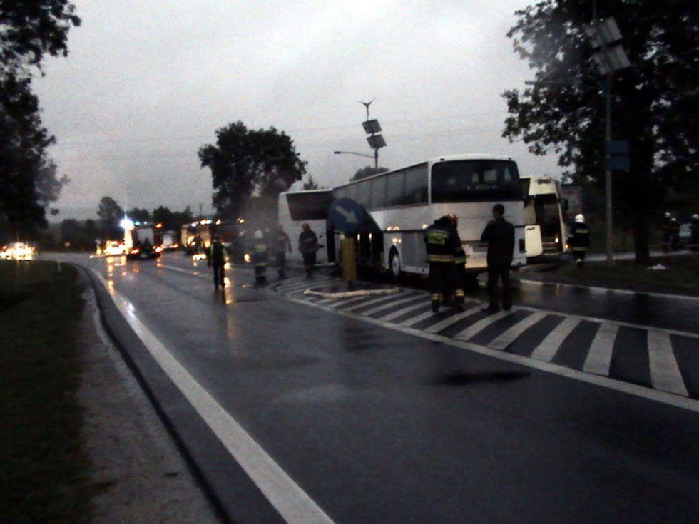  Wypadek autokaru z pielgrzymami w Małęczynie pod Radomiem  - Autor: KMP Radom