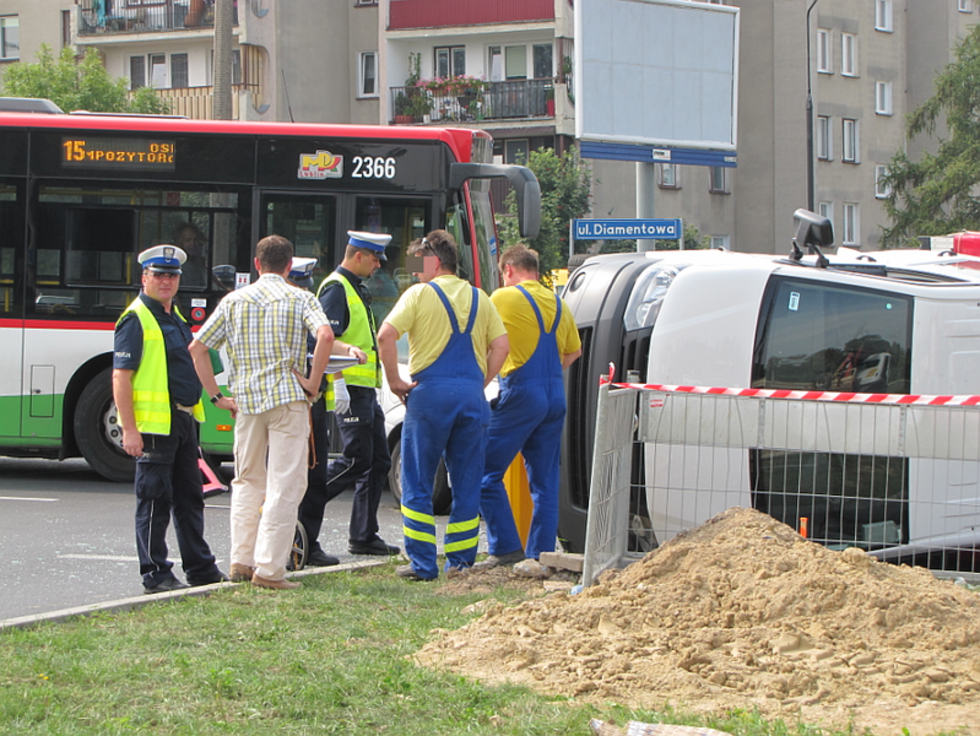  Wypadek na skrzyżowaniu Wrotkowskiej z Diamentową (zdjęcia)  - Autor: Fotonews / MM Lublin