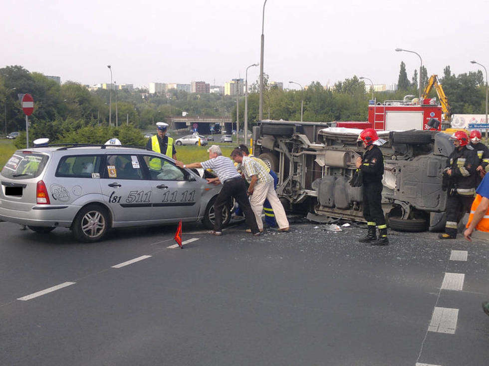  Wypadek na skrzyżowaniu Wrotkowskiej z Diamentową (zdjęcia) (zdjęcie 2) - Autor: Maciej Kaczanowski