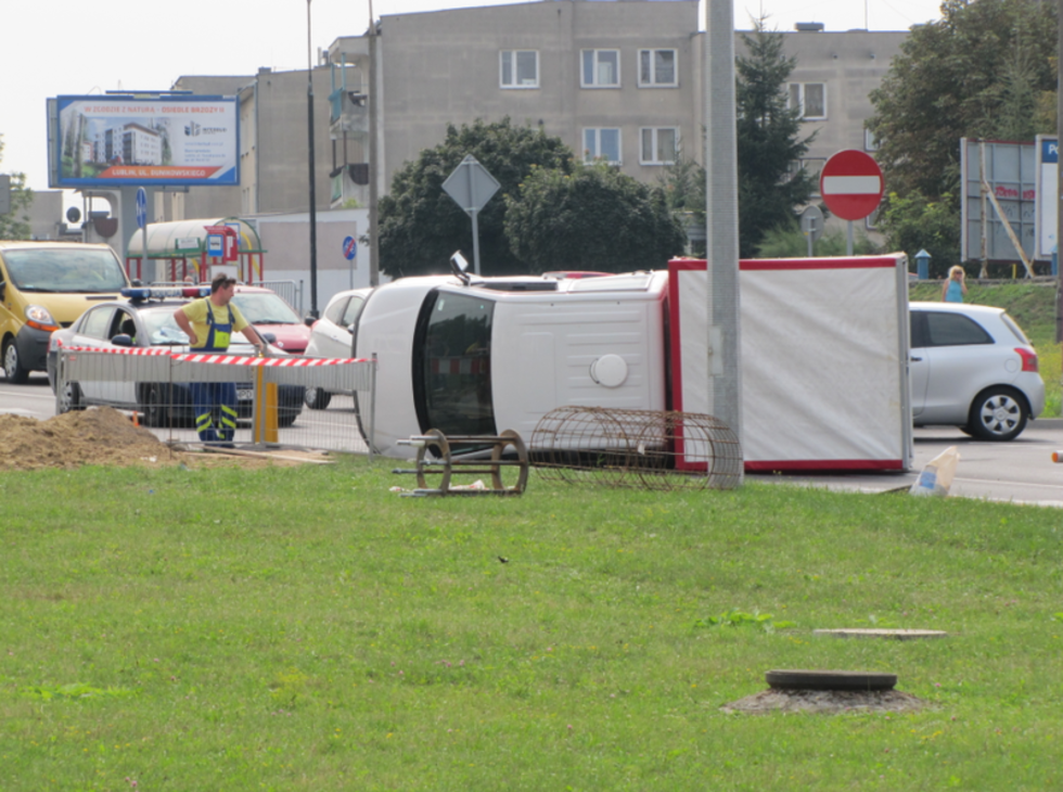  Wypadek na skrzyżowaniu Wrotkowskiej z Diamentową (zdjęcia) (zdjęcie 6) - Autor: Fotonews / MM Lublin