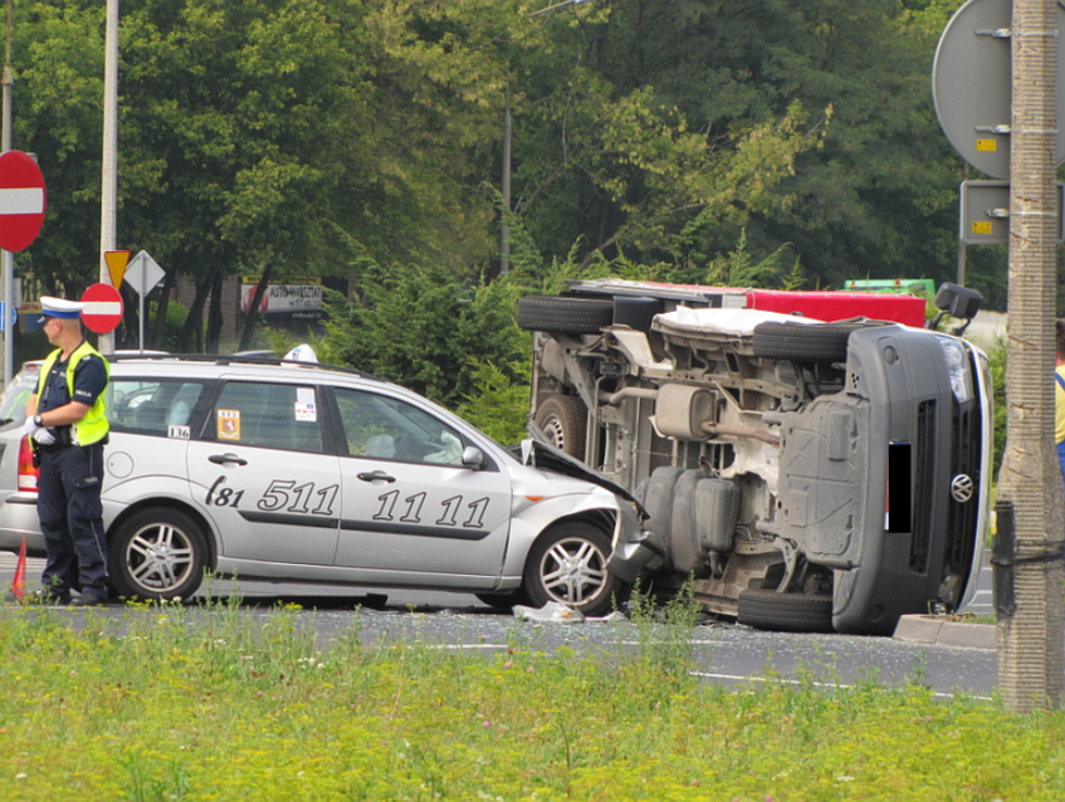  Wypadek na skrzyżowaniu Wrotkowskiej z Diamentową (zdjęcia) (zdjęcie 7) - Autor: Fotonews / MM Lublin
