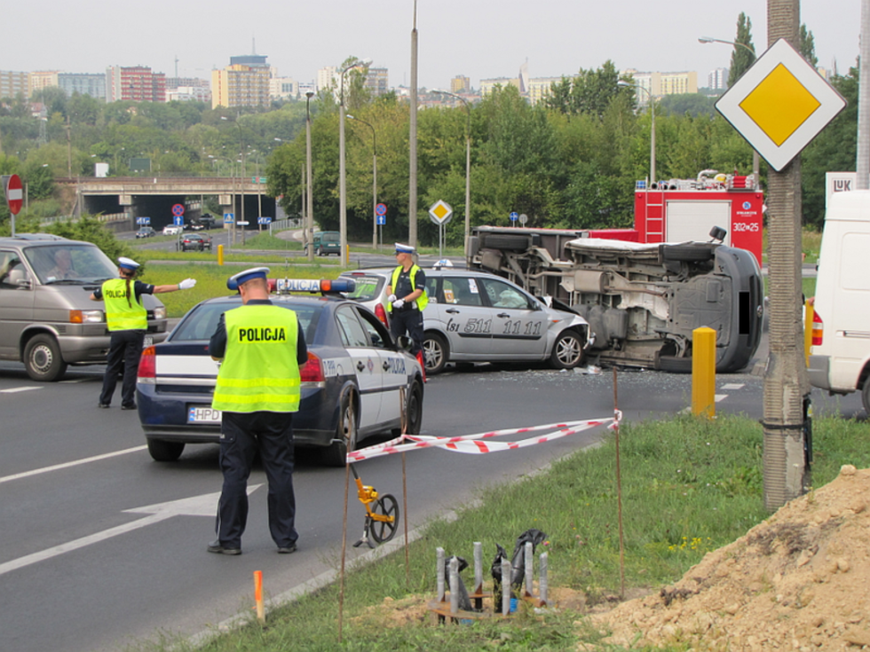  Wypadek na skrzyżowaniu Wrotkowskiej z Diamentową (zdjęcia) (zdjęcie 8) - Autor: Fotonews / MM Lublin
