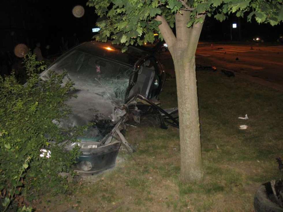  Wypadek na skrzyżowaniu Al. Racławickich z ul. Sowińskiego (zdjęcie 2) - Autor: Konrad Wójcik/KM PSP