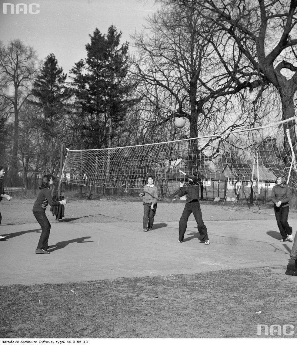  Szkoła Podstawowa w Ostrowie Lubelskim. Uczniowie grają w siatkówkę.