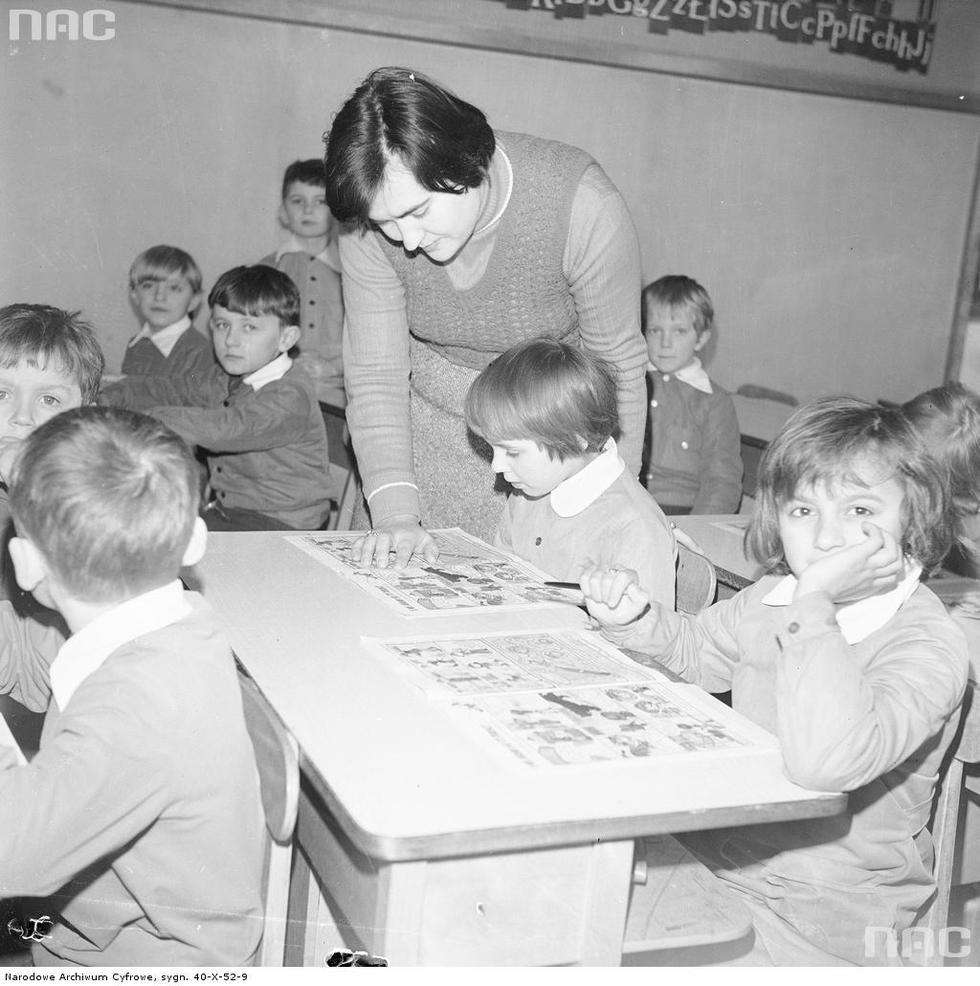  Rok 1978. Zbiorcza Szkoła Gminna w Kampinosie. Janina Skrzos prowadzi lekcję.