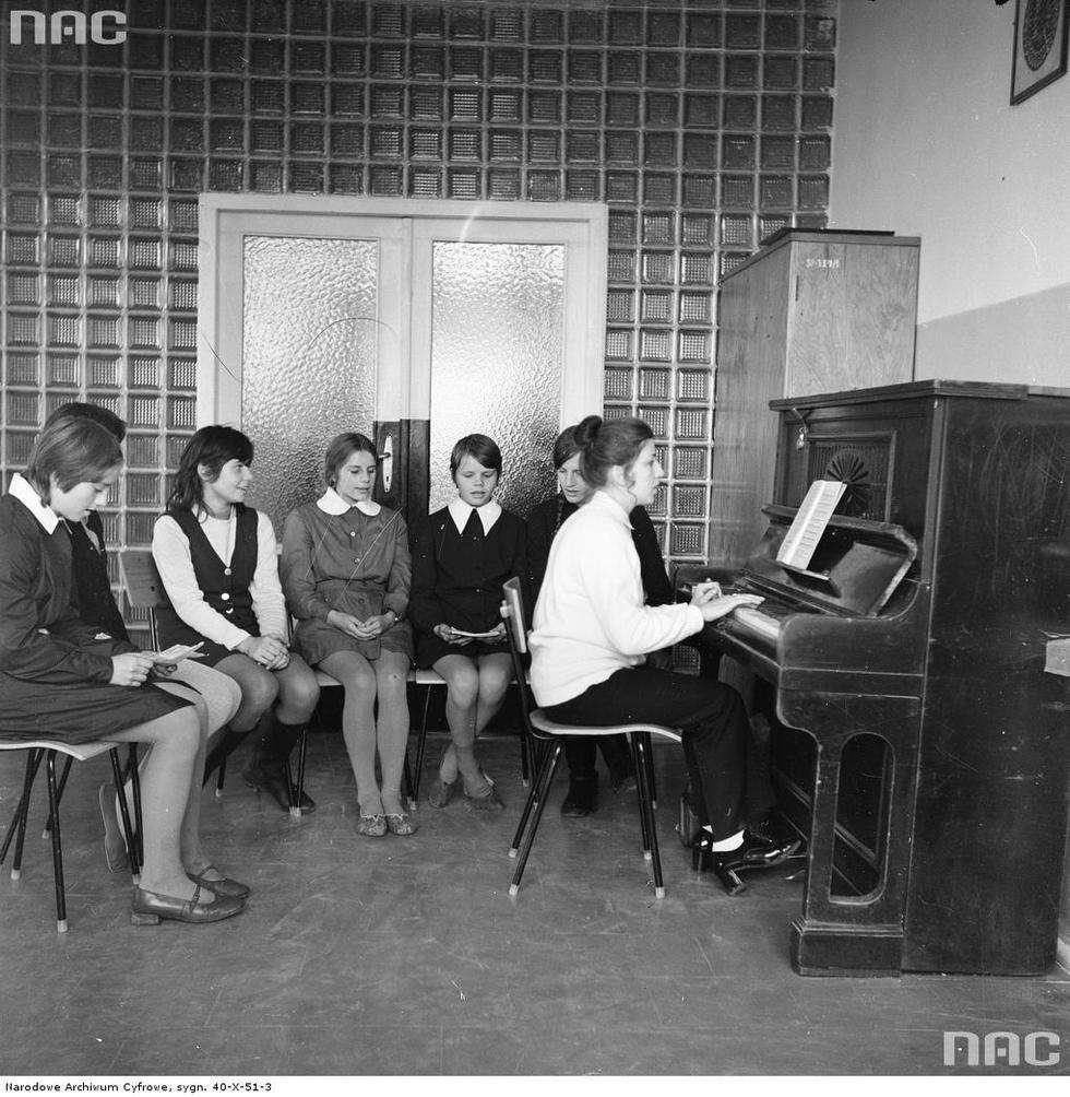  Rok 1972. Lekcja muzyki. Nauczycielka gra na pianinie.
