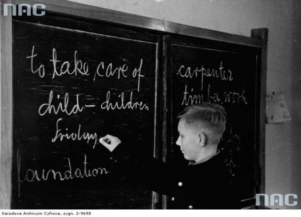  Uczeń niemieckiej szkoły średniej w Przemyślu przy tablicy podczas lekcji angielskiego. Data: 1940 - 1945 