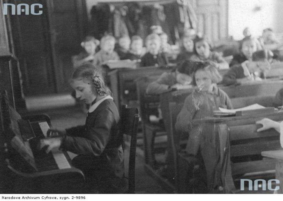  Rok 1944. Uczennica gra na fortepianie podczas lekcji muzyki.Szkoła powszechna w Krakowie