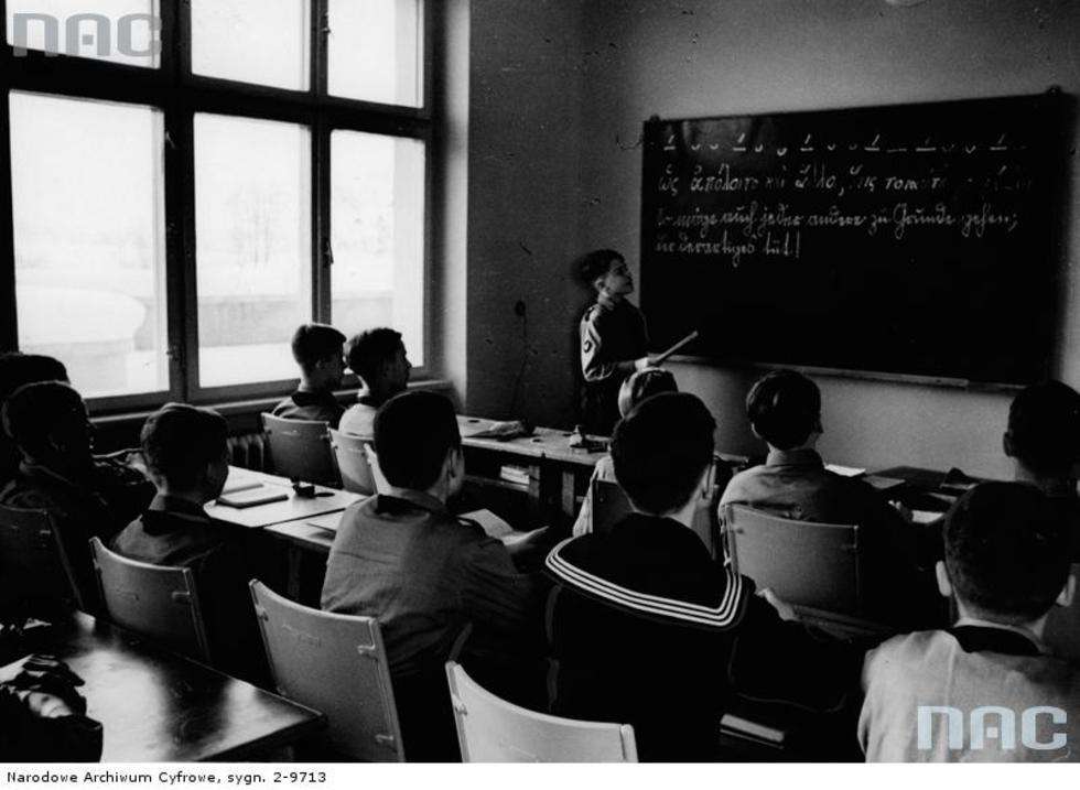  Uczniowie niemieckiej szkoły średniej w Zakopanem podczas lekcji - widok ogólny sali lekcyjnej. Jeden z uczniów odpowiada przy tablicy. Data: 1940 - 1945 