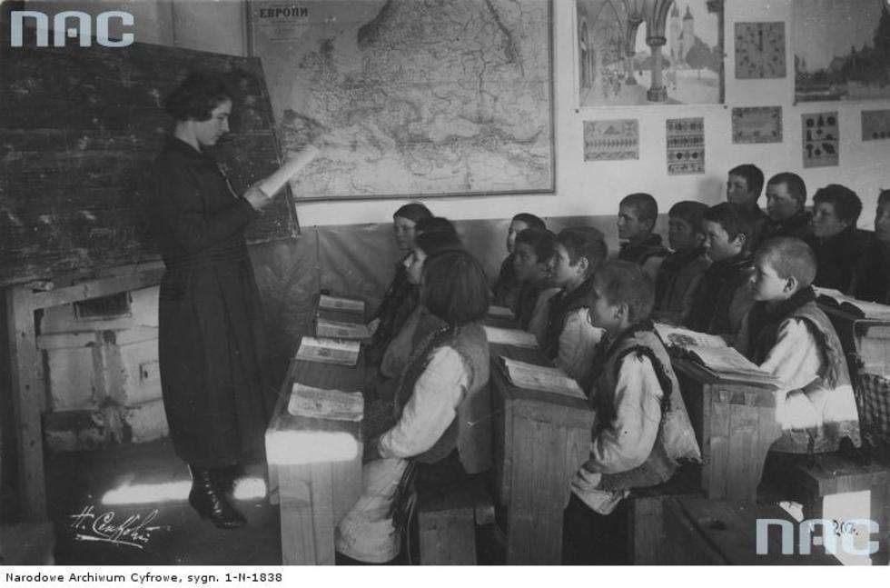  Rok 1927. Uczniowie podczas lekcji. Na ścianie wisi mapa w języku ruskim.