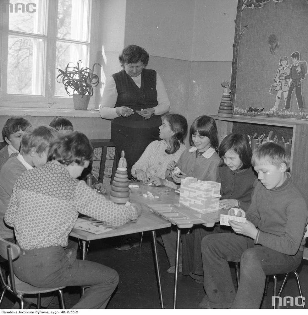  Rok 1977. Szkoła Podstawowa w Ostrowie Lubelskim. Uczniowie na świetlicy.