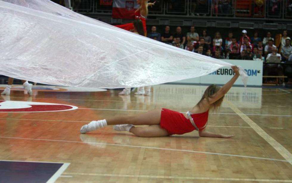  Cheerleaderki na meczu Polska - Albania (zdjęcie 18) - Autor: Wojciech Nieśpiałowski