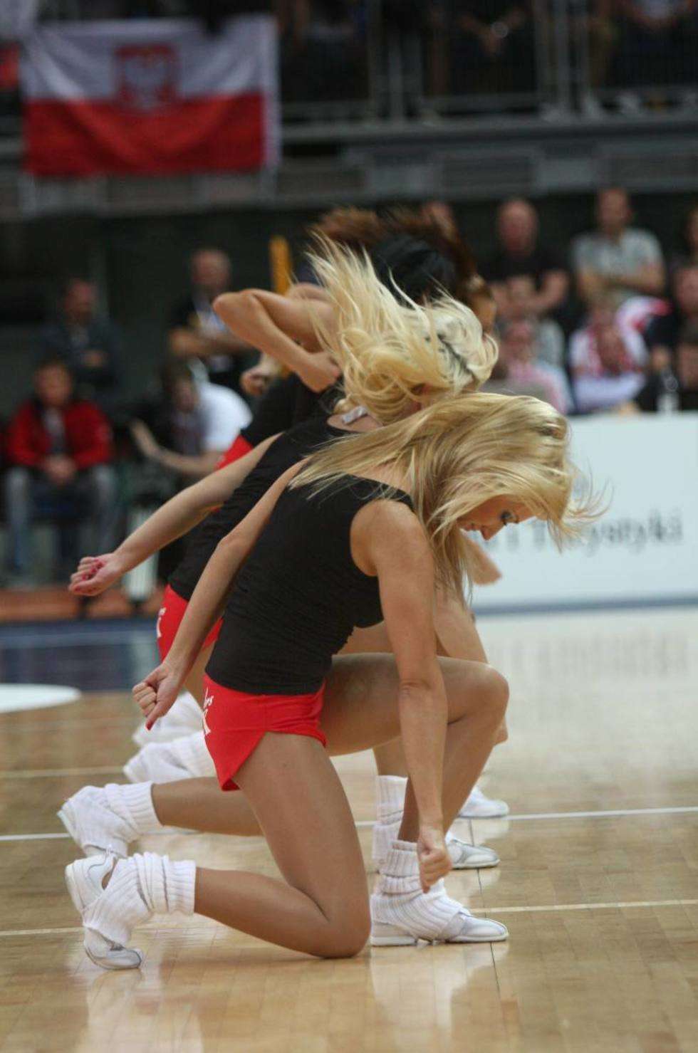  Cheerleaderki na meczu Polska - Albania (zdjęcie 21) - Autor: Wojciech Nieśpiałowski